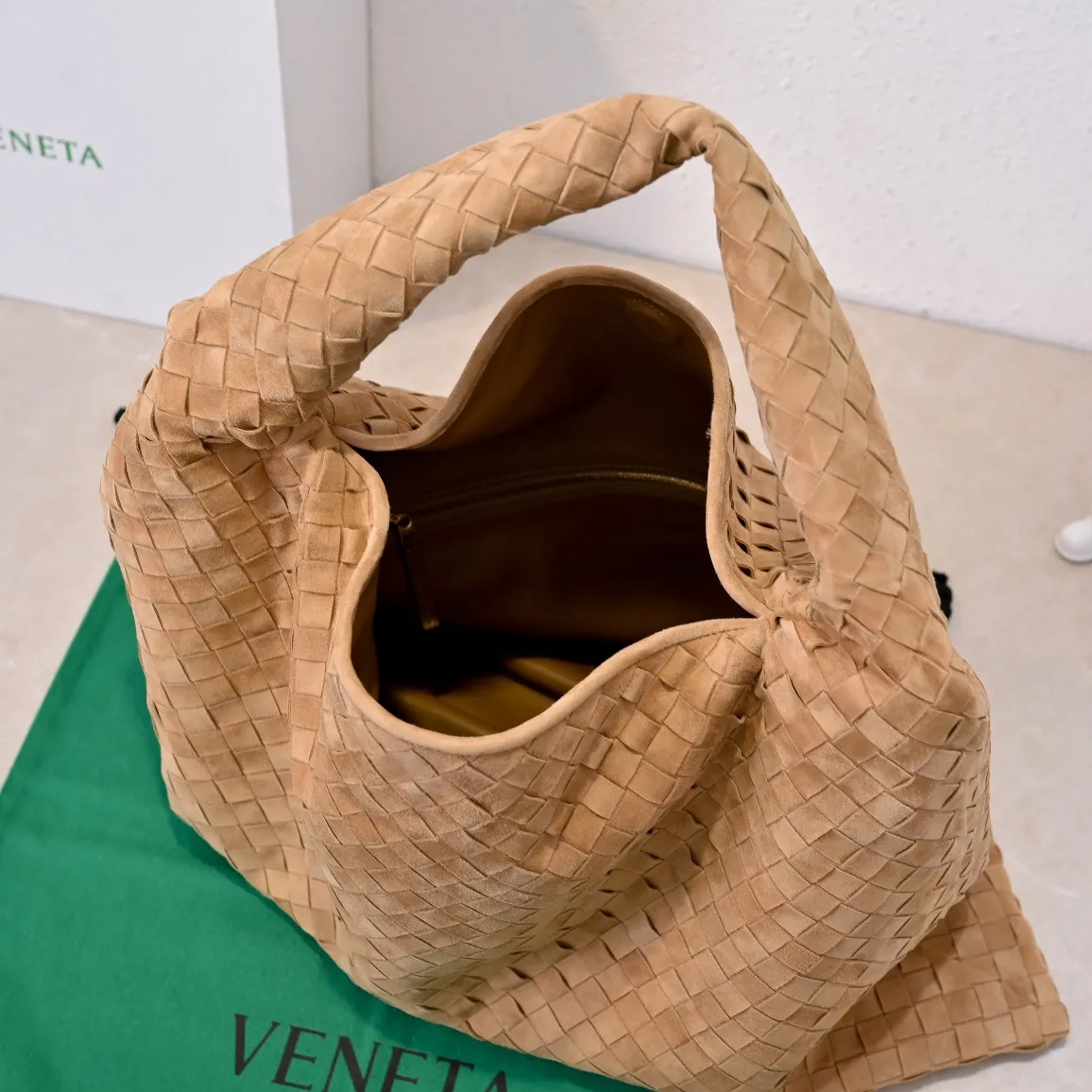 Batch 2160 #Bv Yangjin large size HOP cowhide, the bag body and handles are made of a whole piece of woven leather. The bag body is soft and lazy. Hop symbolizes the praise of innovation and eternal craftsmanship [love]. The pyramid silhouette combines practicality and fashion. Modern and casual, the bag mouth is double-sided closed design, more convenient and safe! Made of soft cowhide and full of texture, this is a must-have for fashionable ladies who like minimalism, comfort and casualness! Model: 3970 Dimensions: 54x24x13